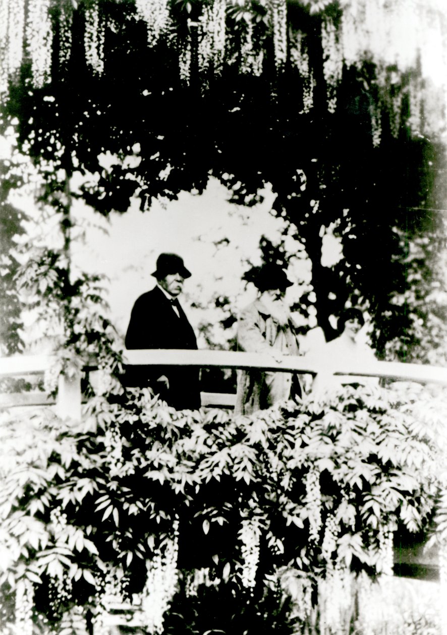 Georges Clemenceau (1841-1929) Claude Monet (1841-1926) ja Alice Butler (1894-1949) japanilaisella sillalla Monets Gardenissa, Givernyssä, 1921 tekijältä French Photographer