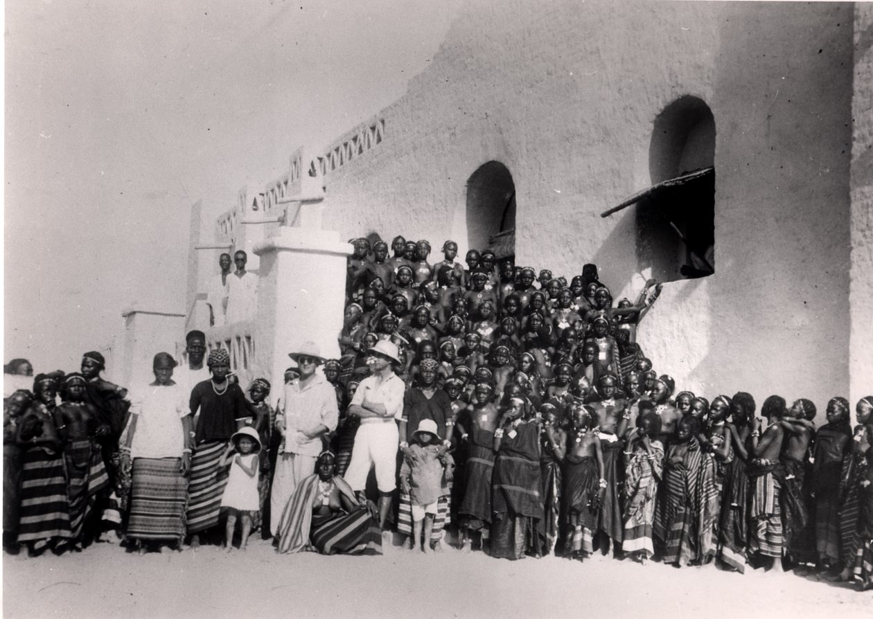 Ryhmä nuoria tyttöjä residenssin edessä Filingessä lähellä Nyameyä, Niger, 1929 tekijältä French Photographer