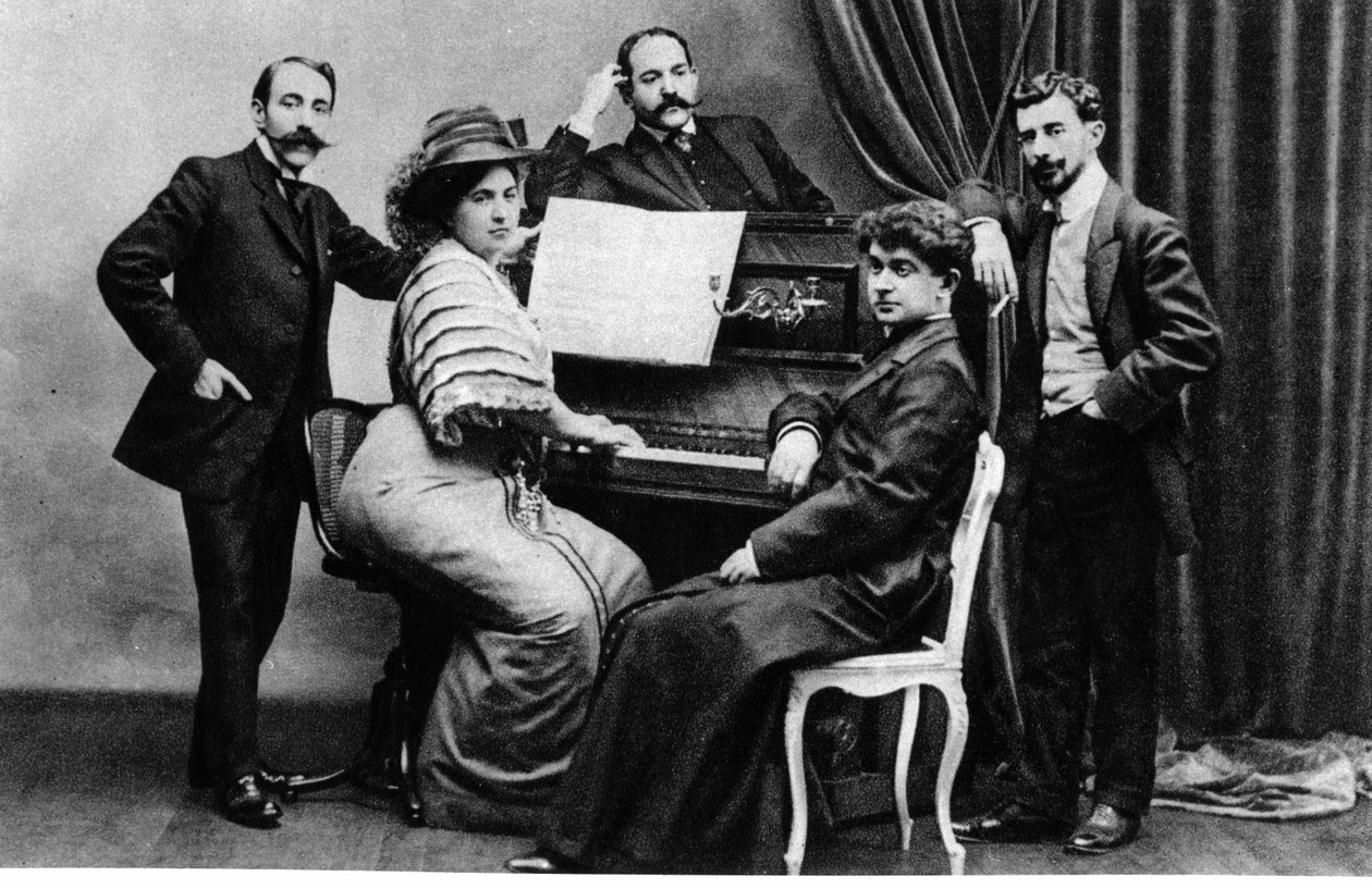 Ryhmäkuva Apassien jäsenistä - (L-R) Ricardo Vines, Madame ja Monsieur Robert Mortier, Abbe Leonce Petit ja Maurice Ravel, n. 1900 tekijältä French Photographer