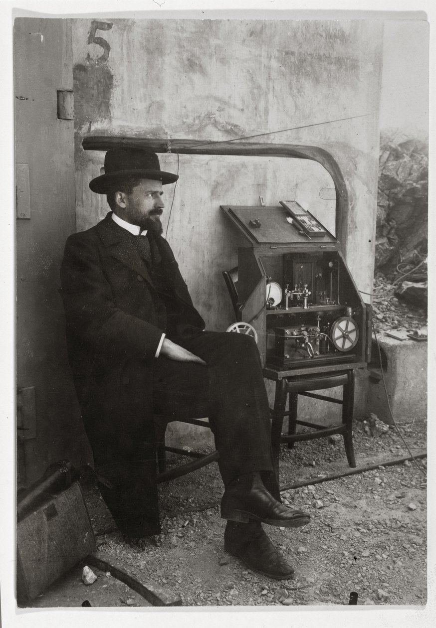 Gustave Ferrie ensimmäisen TSF-koneensa vieressä, n. 1900 tekijältä French Photographer