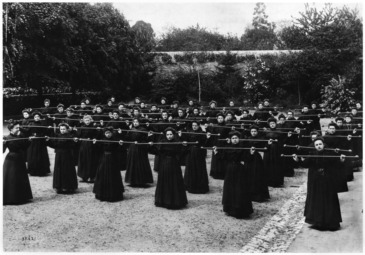 Voimistelu Mayennen normaalikoulussa, n. 1900 tekijältä French Photographer