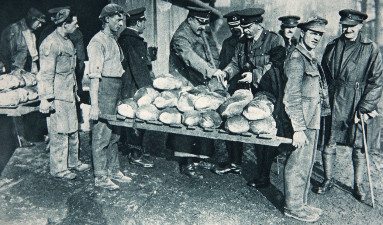 Leivän tarkastus leipomossa Ranskassa, kuvitus The Illustrated War Newsista, tammikuu 1917 tekijältä French Photographer