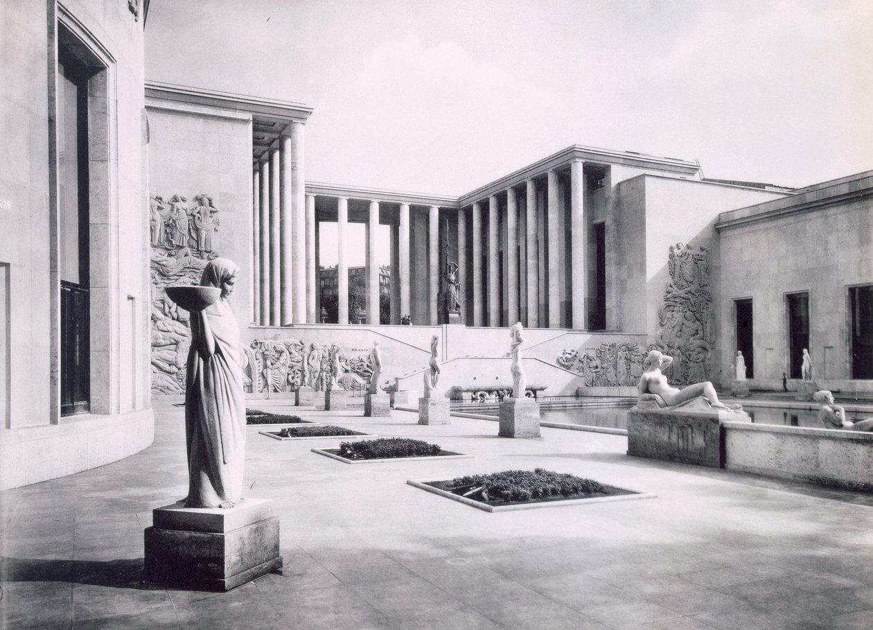 Modernin taiteen museon sisäpiha Pariisin kansainvälisessä näyttelyssä, 1937 tekijältä French Photographer