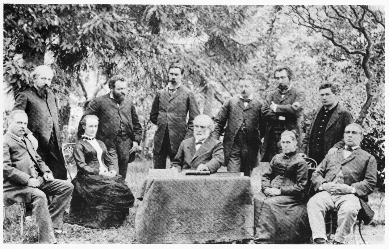 Jean-Baptiste Andre Godin (1817-88) yhdessä Guise Familisteryä johtaneen ensimmäisen kokouksen jäsenten kanssa, 1885 tekijältä French Photographer