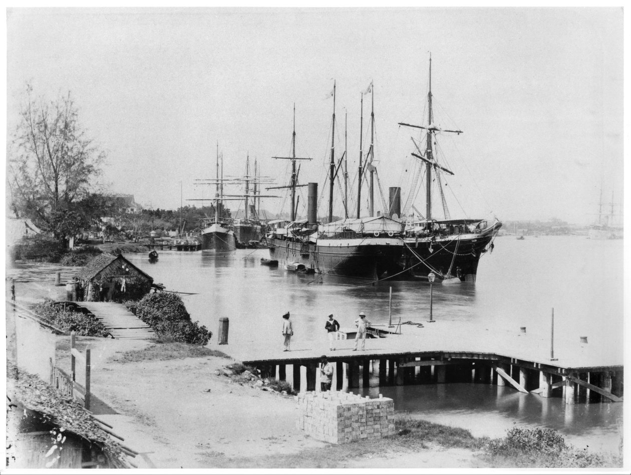 Messageries Maritimesin linja-autot Saigonissa, n. 1900 tekijältä French Photographer