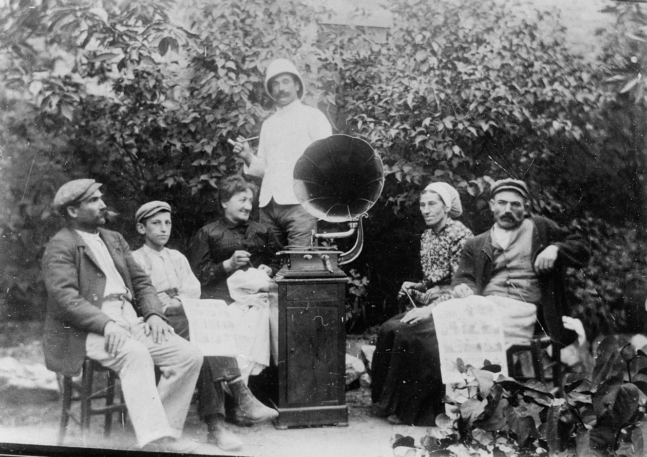 Gramofonin kuuntelu Beziersin lähellä, n. 1910 tekijältä French Photographer