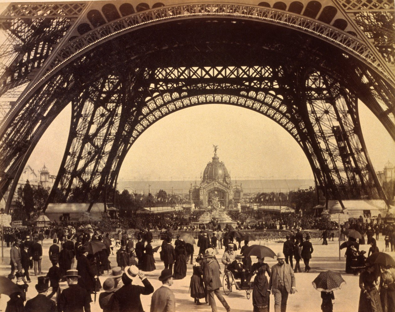 Katse Eiffel-tornin juuren läpi, näkymä kohti keskuskupolia, Pariisin näyttely, 1889 (seepia-kuva). tekijältä French Photographer