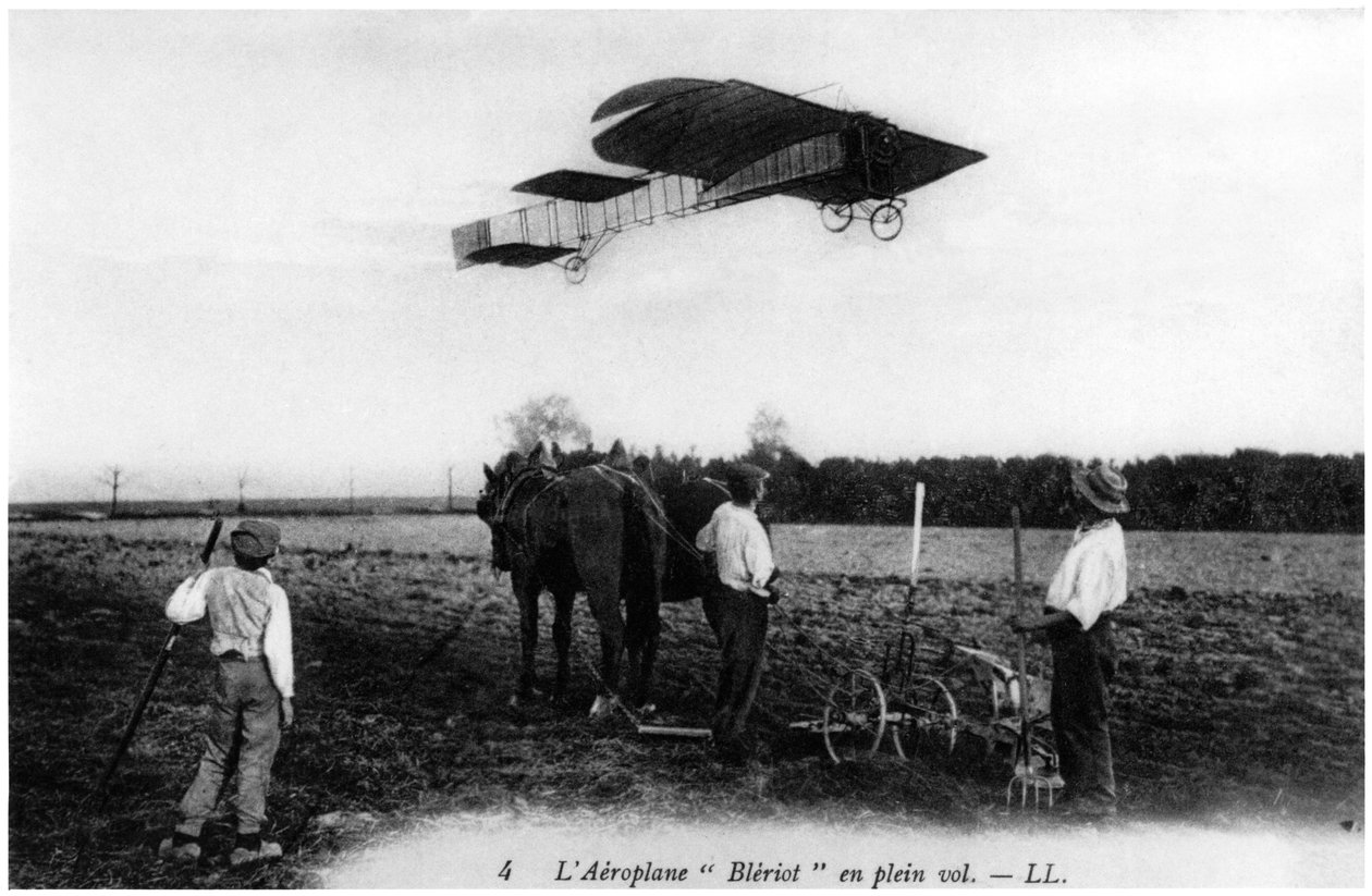 Louis Bleriot (1872-1936) lentää lentokoneessaan, n. 1909 tekijältä French Photographer