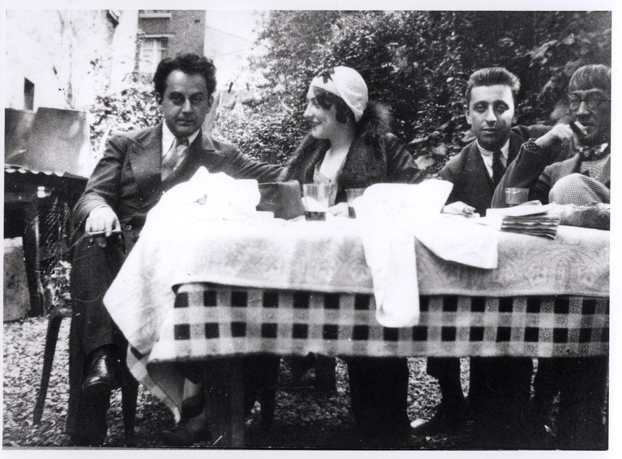 Man Ray (1890-1976), Madeline Ansbach, Robert Desnos (1900-45) ja Leonard Foujita (1886-1968) noin 1930. tekijältä French Photographer