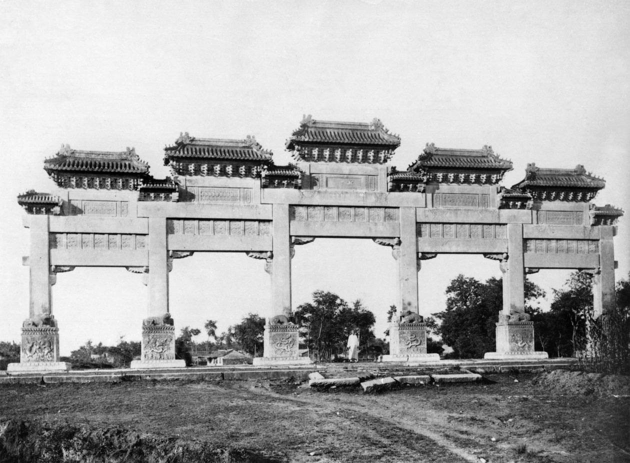 Ming-dynastian hautojen pohjoisen sisäänkäynnin marmoriportti, Peking, Kiina tekijältä French Photographer