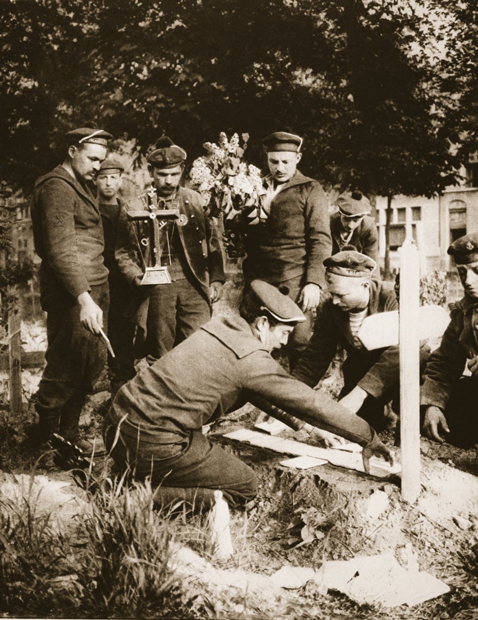 Merikiväärit koristelevat hautaa Nieuportin hautausmaalla, 1915 (seepiakuva) tekijältä French Photographer