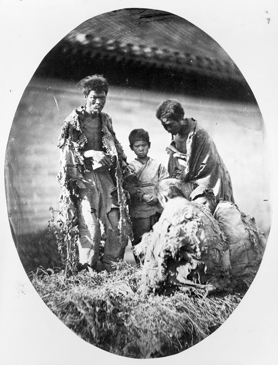 Kurjuus Kiinassa, noin 1875 tekijältä French Photographer