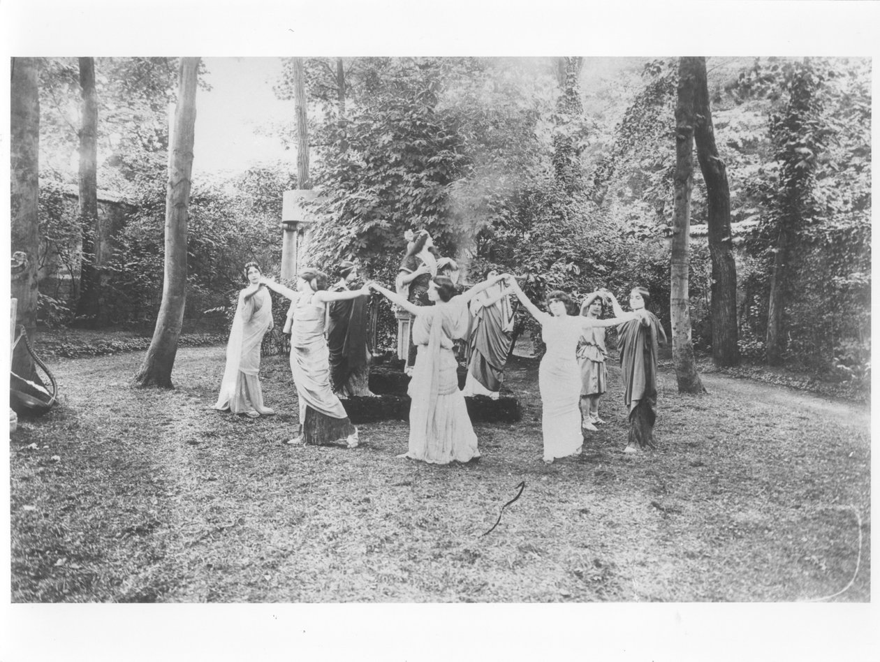 Nathalie Clifford Barney (1876-1972) togaihin pukeutuneiden tanssijoiden kanssa tekijältä French Photographer