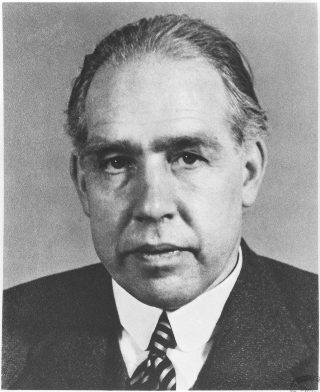 Niels Bohr (1885-1962) n. 1922 tekijältä French Photographer