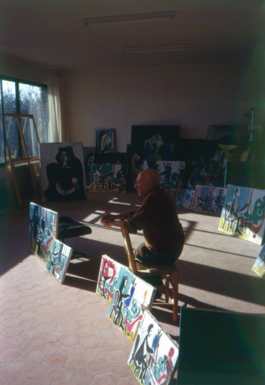 Pablo Picasso (1881-1973) studiossaan Le peintre et son modele -sarjansa ympäröimänä tekijältä French Photographer