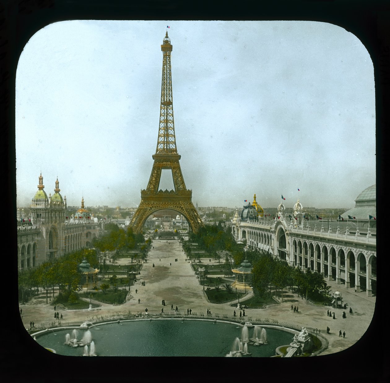 Pariisin näyttely: Champ de Mars ja Eiffel-torni, 1900 (lyhtyliukumäki) tekijältä French Photographer