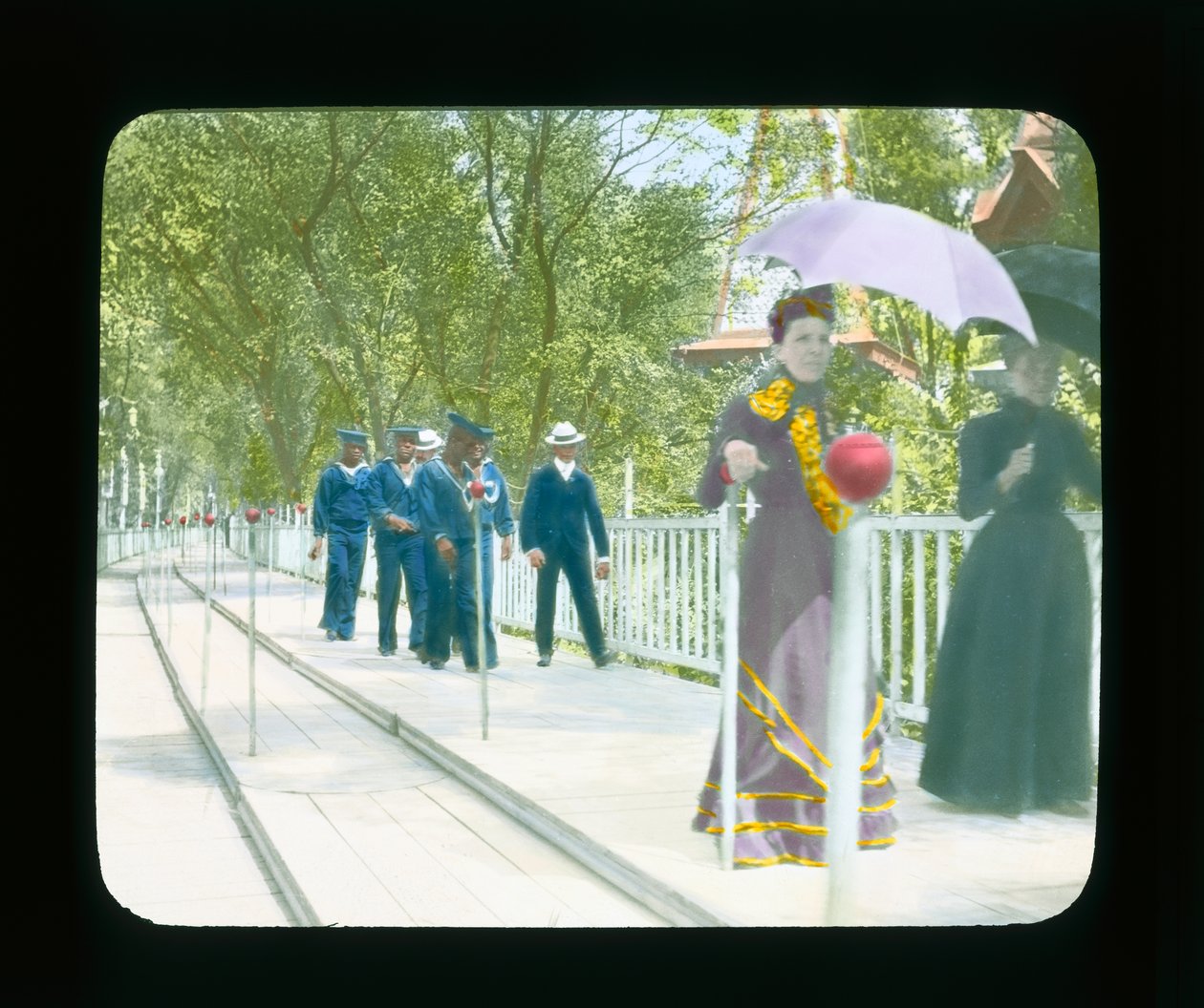 Pariisin näyttely: Liikkuva jalkakäytävä, Pariisi, Ranska, 1900 (lyhtyliukumäki) tekijältä French Photographer