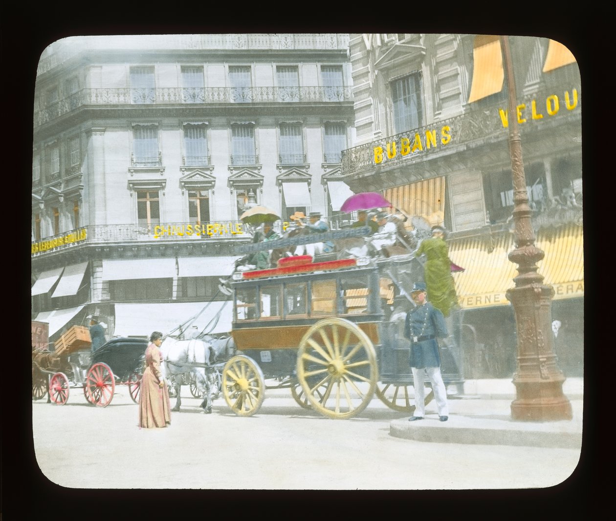 Pariisin näyttely: Street Scene, 1900 (lyhtyliukumäki) tekijältä French Photographer