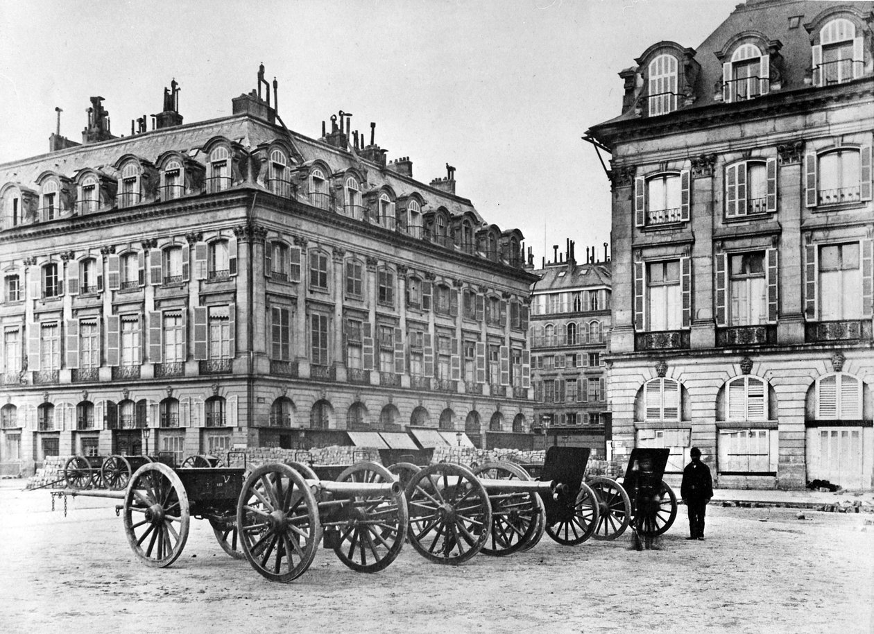 Pariisin katu barrikadeilla ja tykeillä, 1870 tekijältä French Photographer