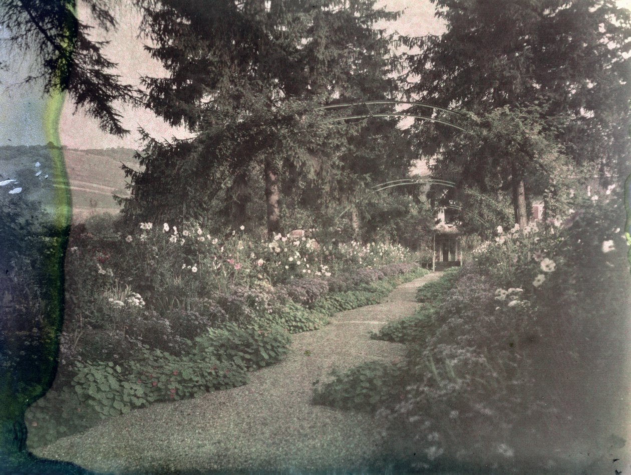 Polku Monets Gardenissa Givernyssä, 1920-luvun alussa tekijältä French Photographer