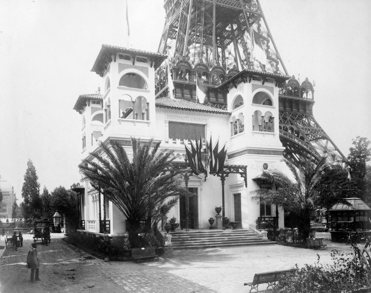 Monacon paviljonki, taustalla Eiffel-tornin jalusta, Pariisin näyttely, 1889. tekijältä French Photographer