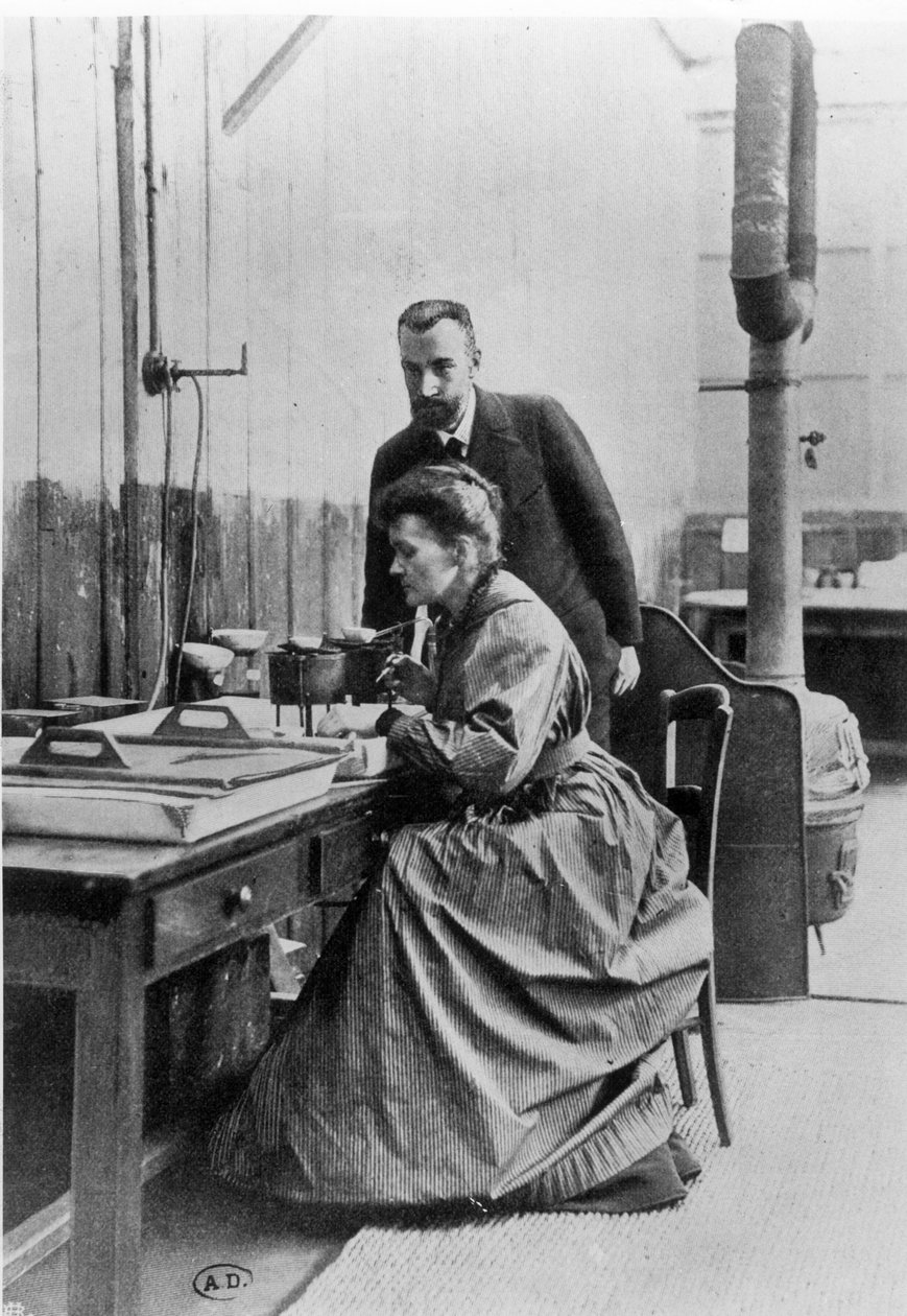 Pierre (1859-1906) ja Marie Curie (1867-1934) laboratoriossa, n. 1903 tekijältä French Photographer