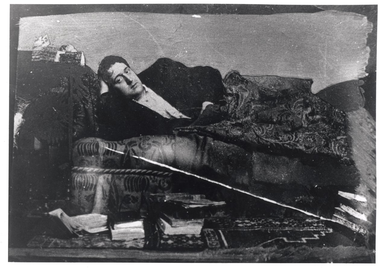 Guillaume Apollinairen (1880-1918) muotokuva makuuasennossa, n. 1910 tekijältä French Photographer