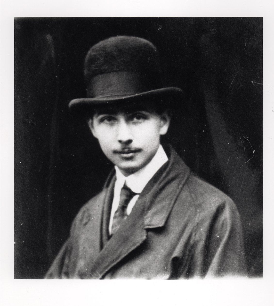 Louis Aragonin (1897-1982) muotokuva 1920 tekijältä French Photographer