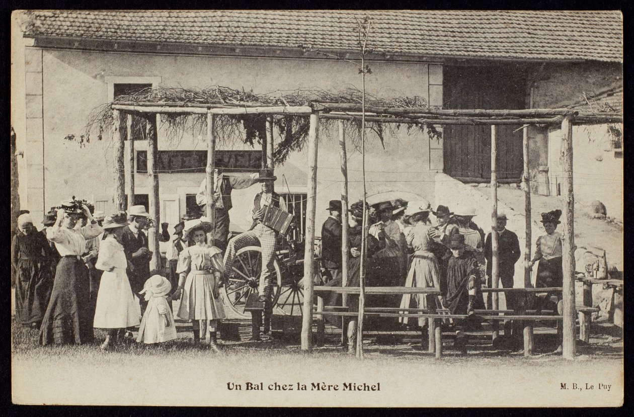 Postikortti, joka kuvaa tanssia Mere Michelsissä, Le Puyssa, n. 1900 tekijältä French Photographer