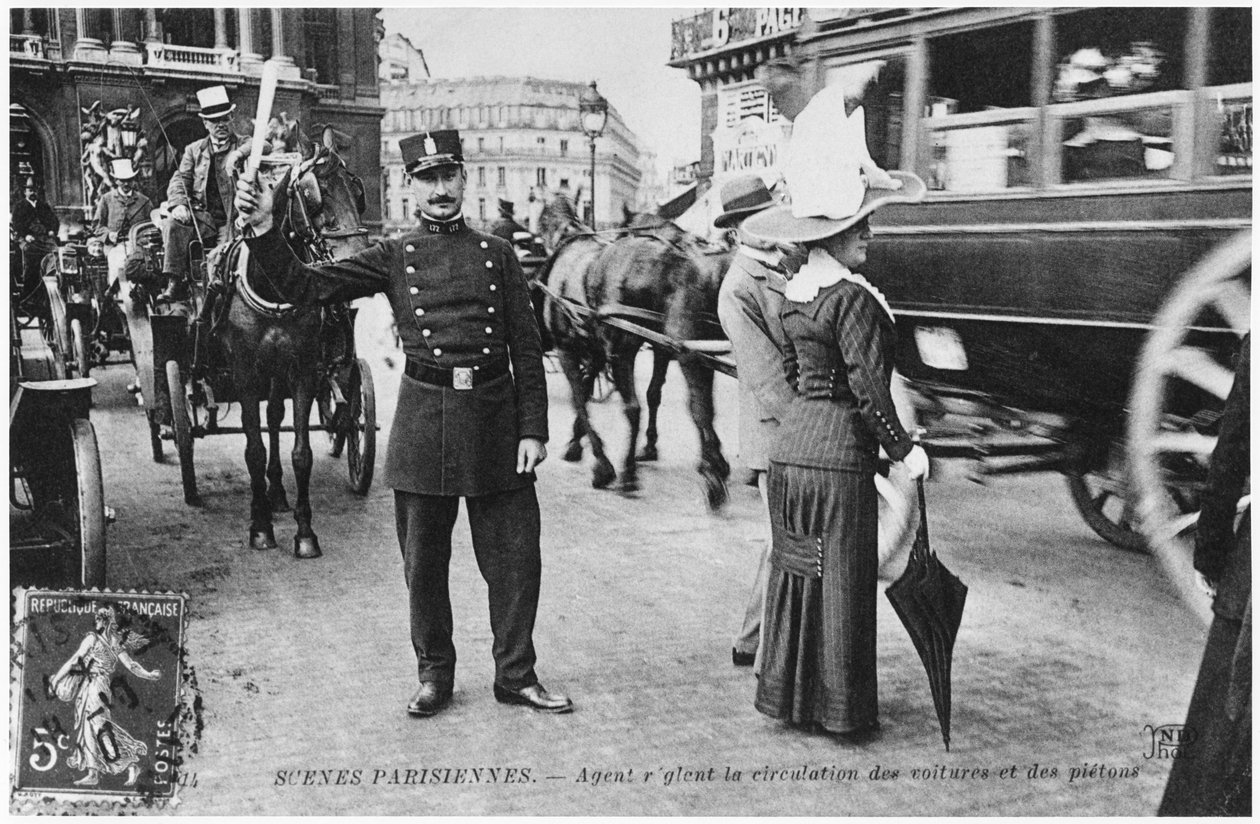 Postikortti, joka kuvaa poliisia ohjaamassa liikennettä Pariisissa ennen vuotta 1914 tekijältä French Photographer