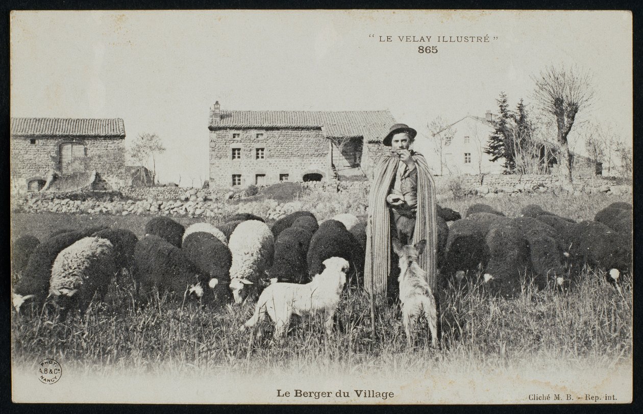 Postikortti, joka kuvaa paimenta kylässä, n. 1900 tekijältä French Photographer