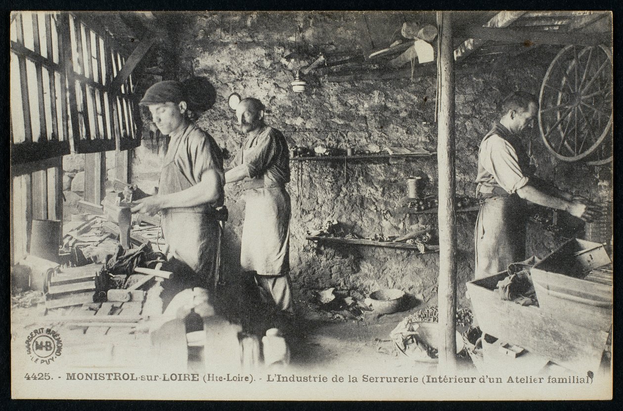 Postikortti, joka kuvaa lukkoseppien työpajaa Monistrol sur Loiressa, Le Puy-en-Velayssa, noin 1900 tekijältä French Photographer