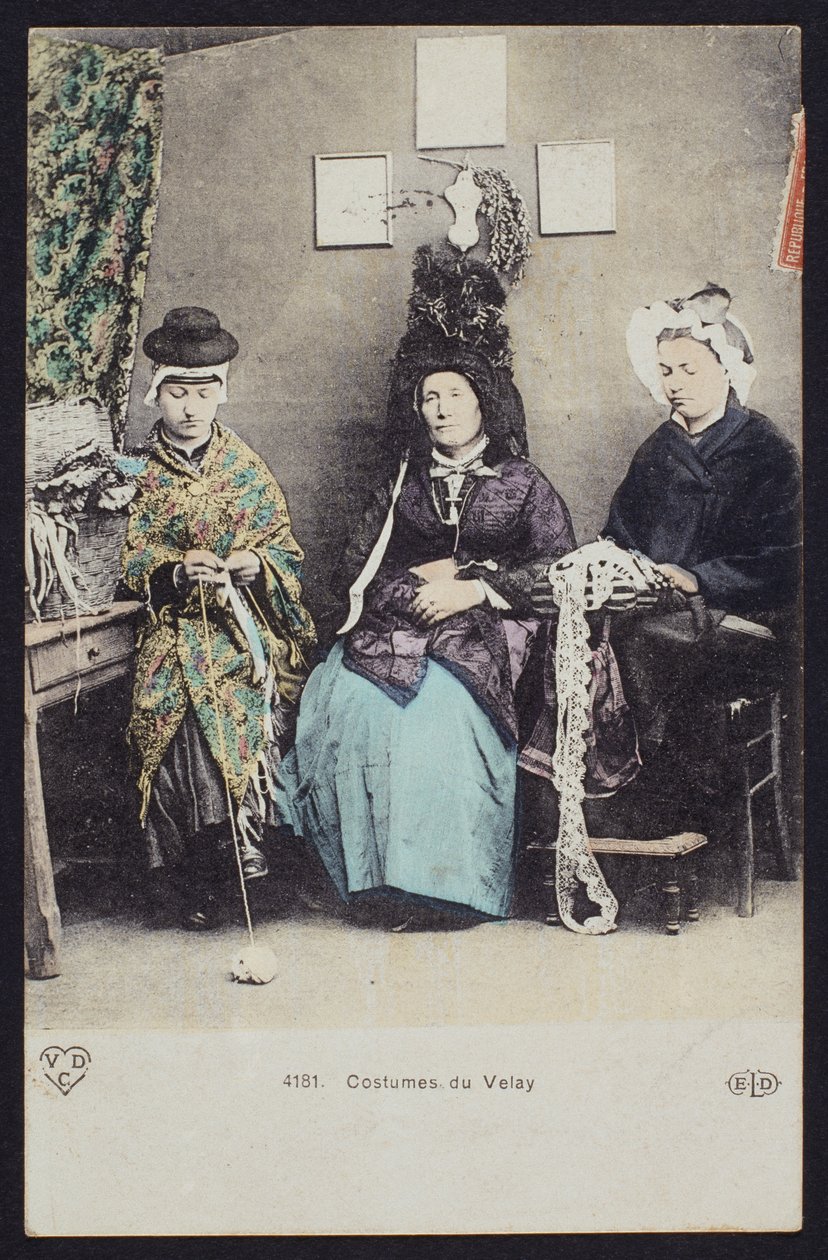 Postikortti, joka kuvaa Velayn pukuja, n. 1900 (värillinen mustavalkoinen valokuva) tekijältä French Photographer