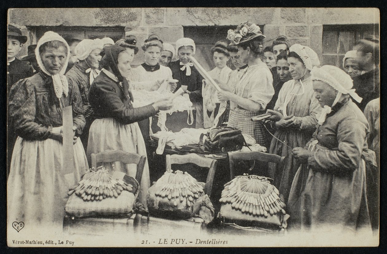 Postikortti, jossa Le Puyn pitsinnyplääjiä, noin 1900. tekijältä French Photographer