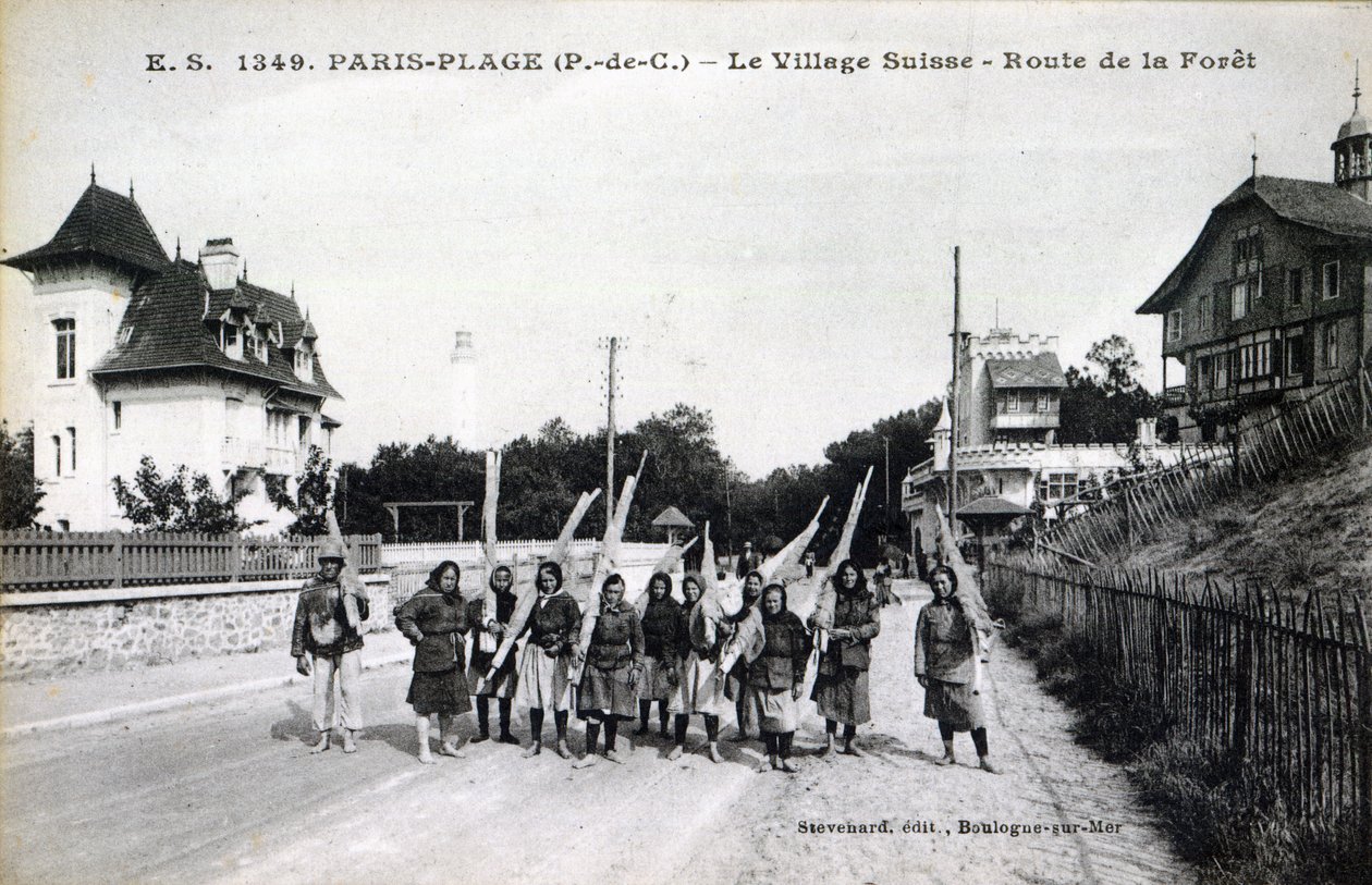 Postikortti, joka kuvaa katkarapujen kalastajia Village Suissessa, Paris-Plagessa, n. 1910 tekijältä French Photographer