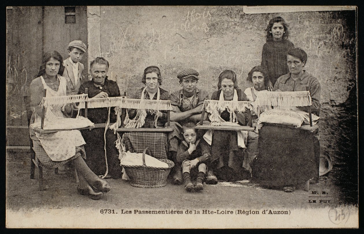Postikortti, joka kuvaa pehmeiden huonekalujen valmistajia Auzonin alueella, n. 1900 tekijältä French Photographer