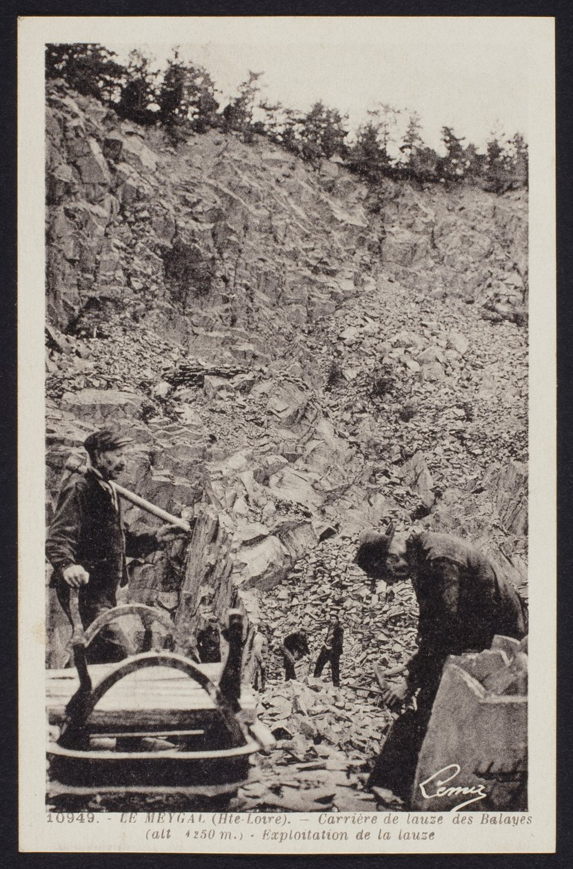 Postikortti, joka kuvaa paasilouhoksen työntekijöitä Le Meygalissa, Balayesissa, Haute-Loiressa, n. 1900 tekijältä French Photographer