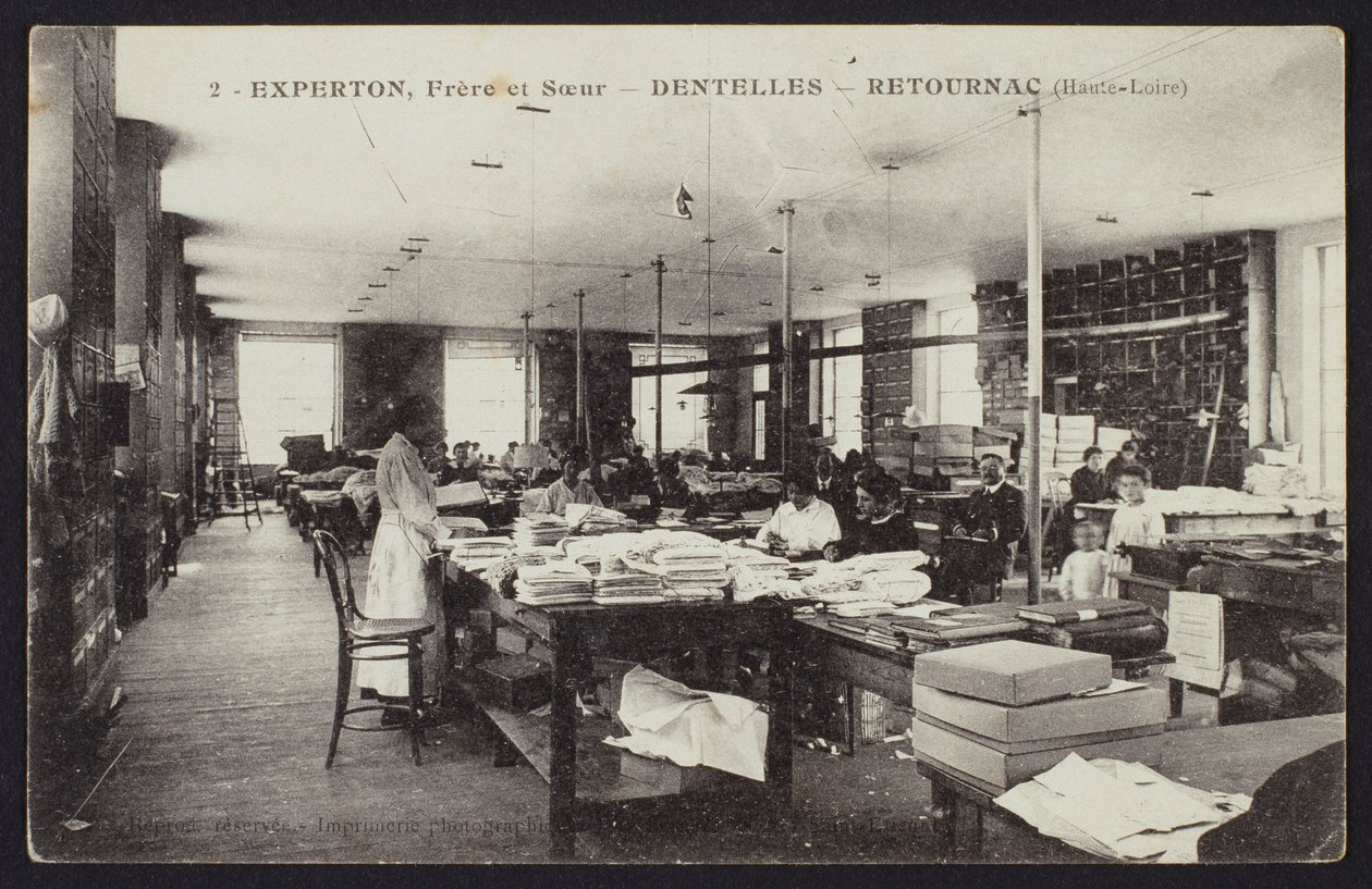 Postikortti, joka kuvaa pitsivalmistajaa Experton, Frere et Soeur, Retournac, n. 1900 tekijältä French Photographer