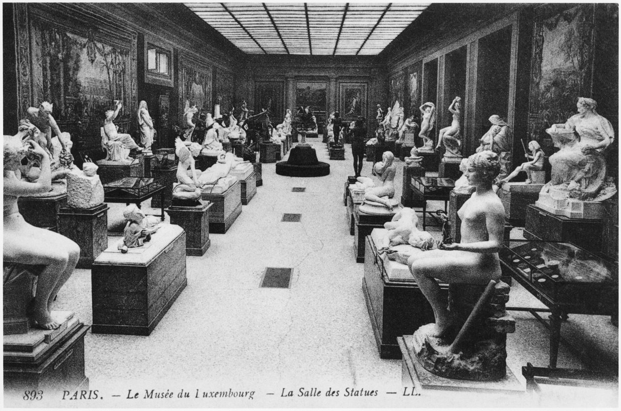 Postikortti, joka kuvaa patsashuonetta Musee du Luxembourgissa, Pariisissa, n. 1910 tekijältä French Photographer