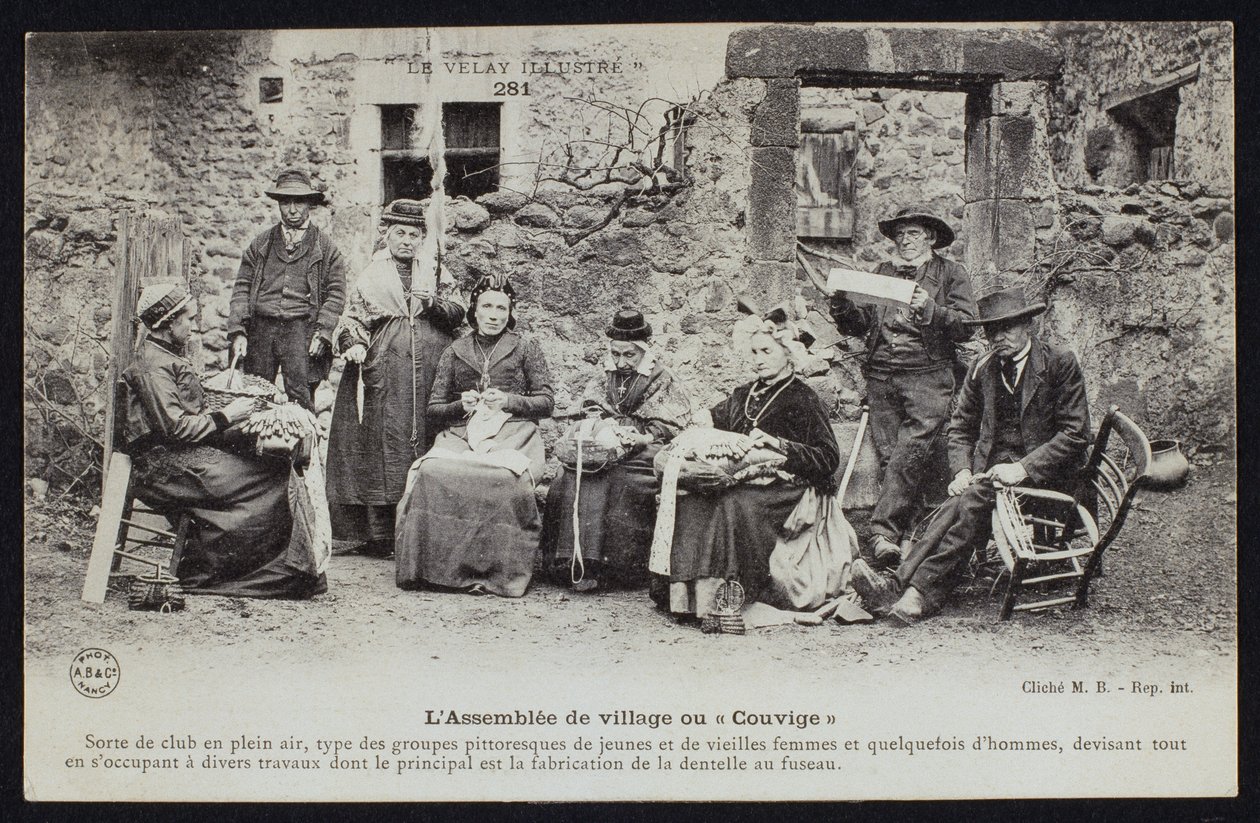 Postikortti, joka kuvaa kyläläisten kokousta tai Couvige, Le Puy-en-Velay, n. 1900 tekijältä French Photographer