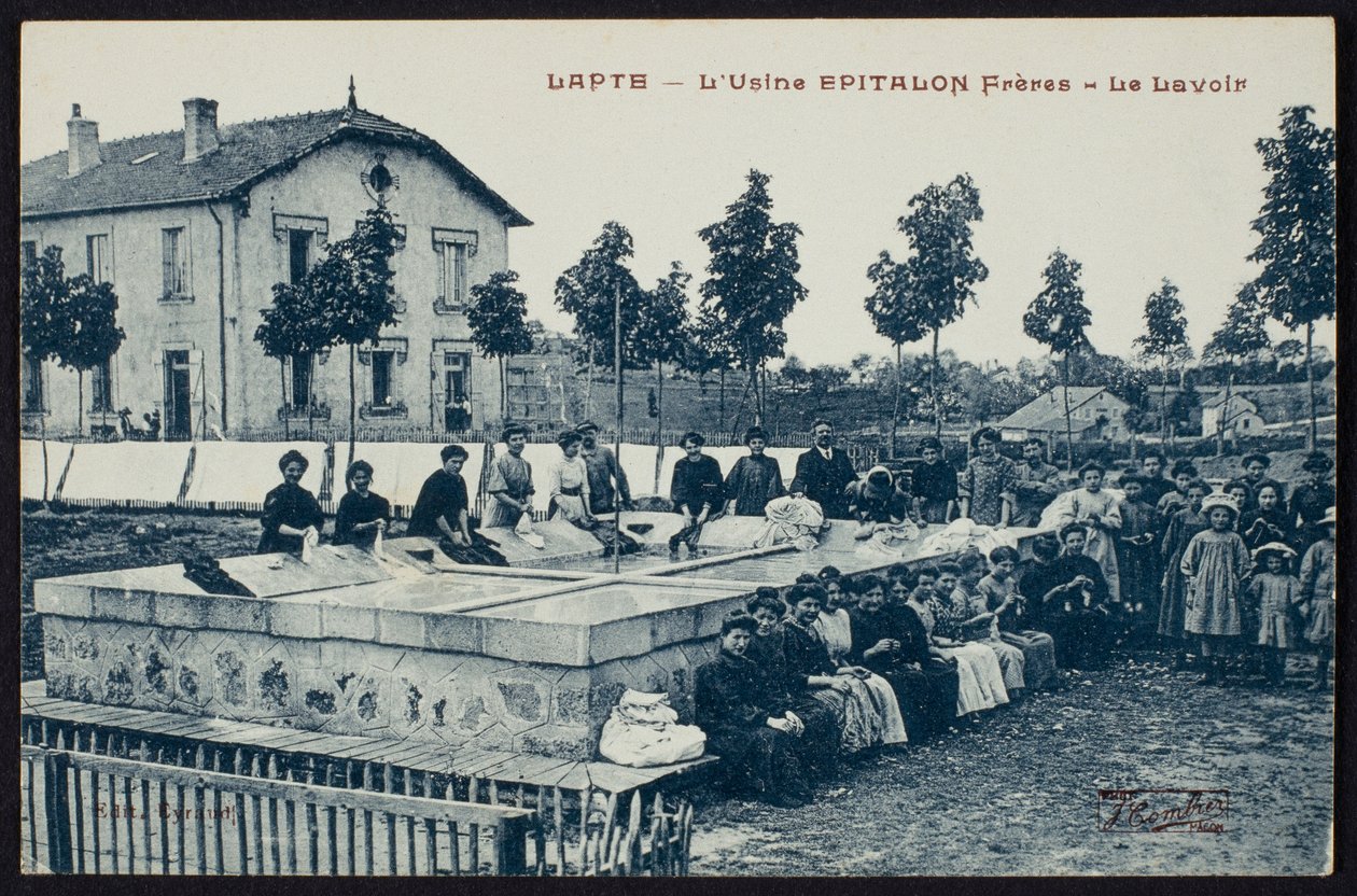 Postikortti, joka kuvaa Epitalon Freres -tehtaan pesupaikkaa Laptessa, Haute-Loiressa, n. 1900 tekijältä French Photographer