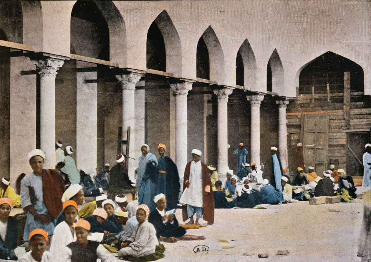 Oppilaat saavat opetusta Al-Azharin moskeijan pihalla Kairossa, n. 1900 (värillinen kuva) tekijältä French Photographer
