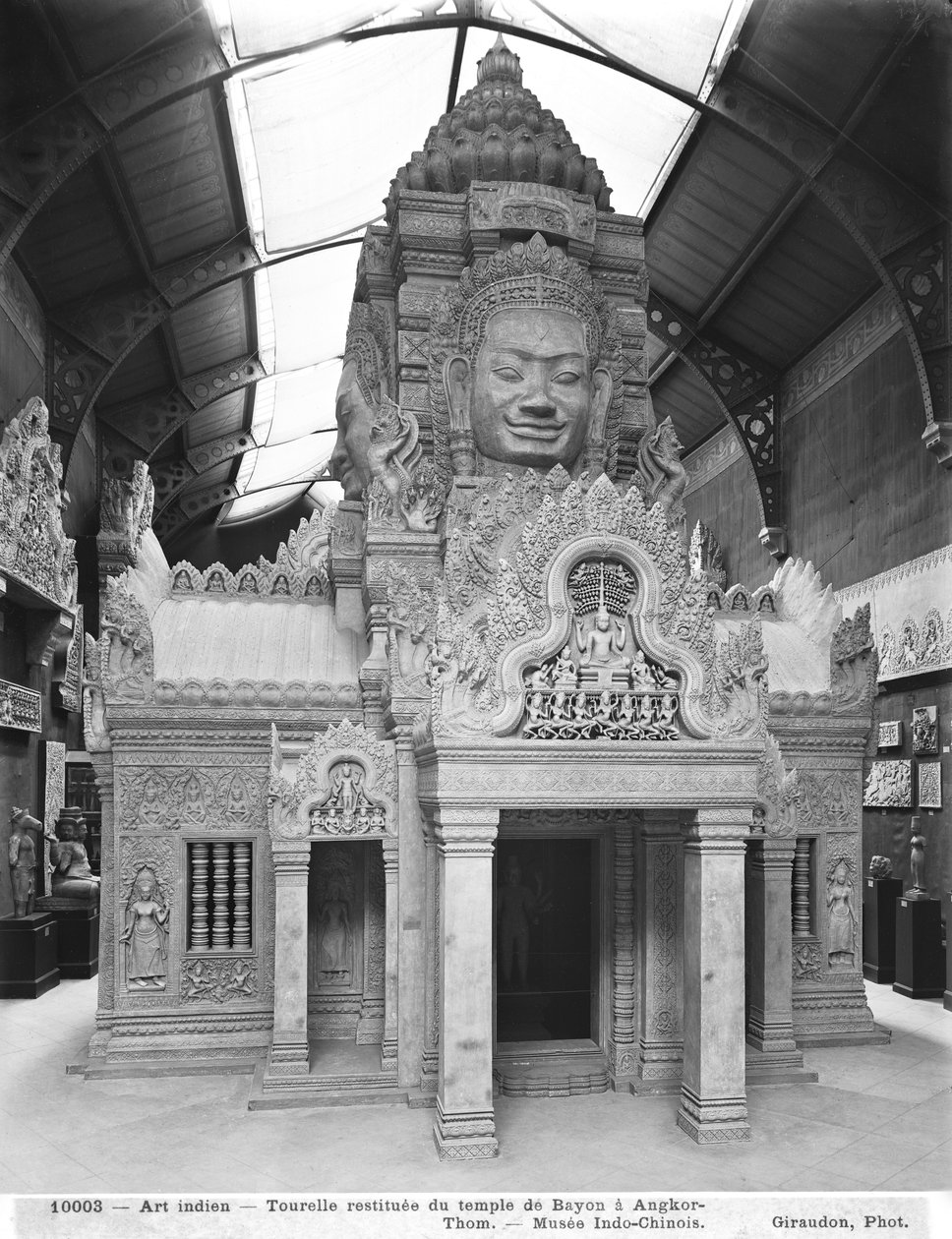 Rekonstruoitu torni, Bayonin temppeli Angkor Thomissa, n. 1912 tekijältä French Photographer