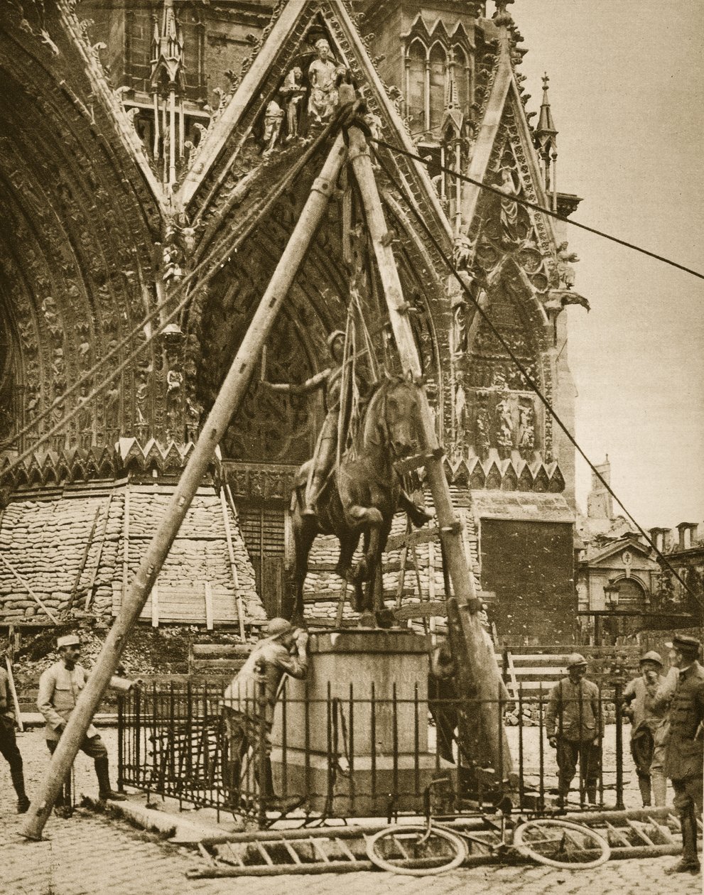 Reimsin katedraali, pronssipatsaan varmistaminen, 1914-19 tekijältä French Photographer