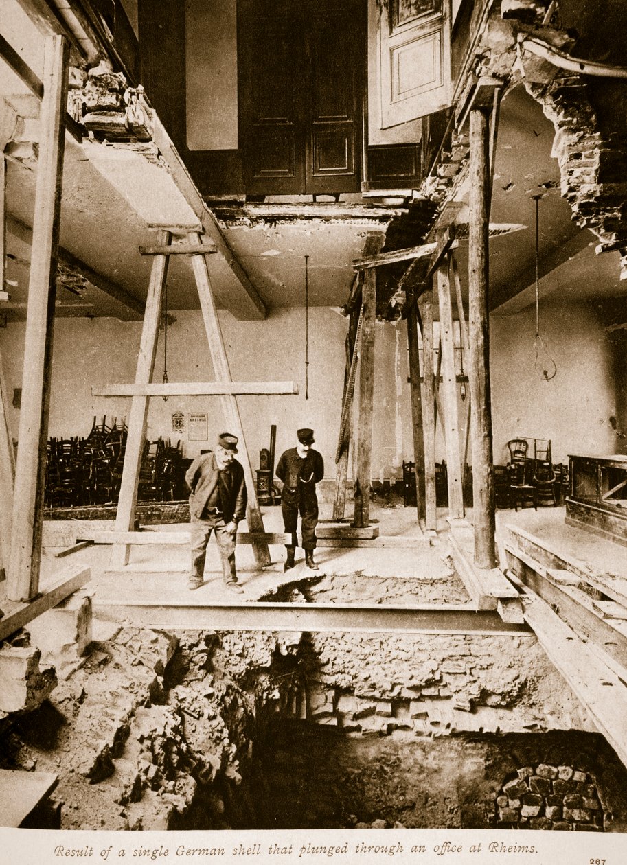 Seuraus yhdestä saksalaisesta kuoresta, joka syöksyi toimiston läpi Rheimsissä, 1914-19 tekijältä French Photographer