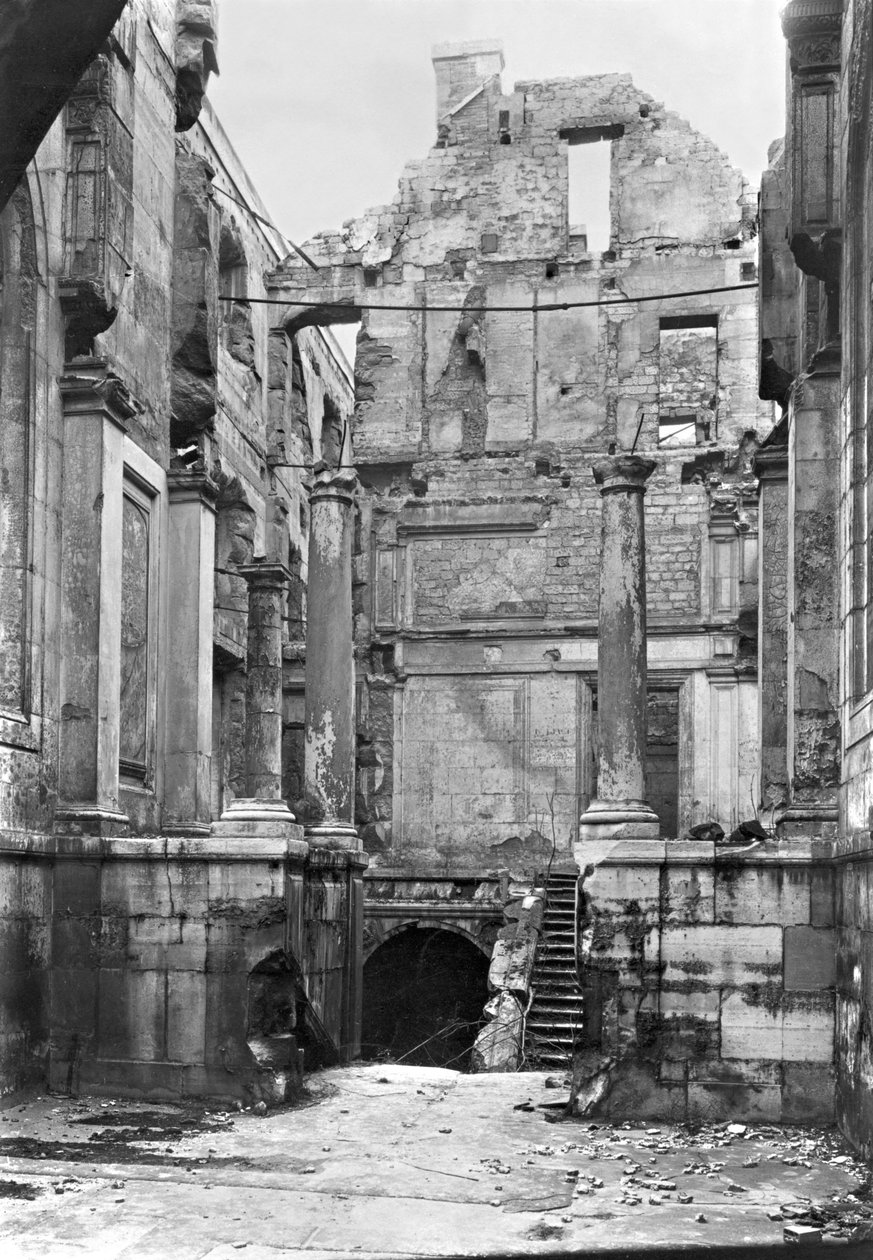 Cour des Comptesin rauniot Pariisin kommuunin aikana, 1871 tekijältä French Photographer