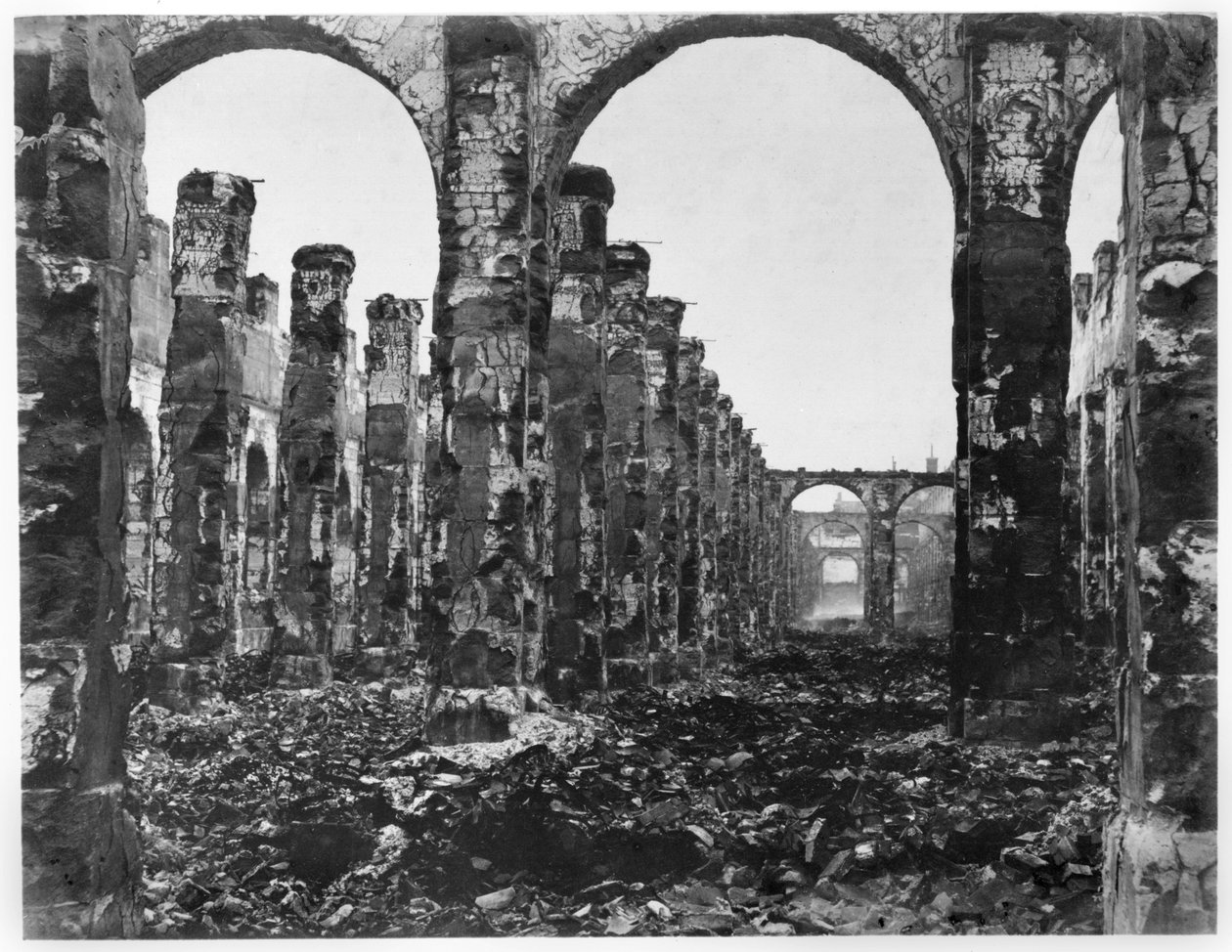 Cour des Comptesin rauniot Pariisin kommuunin aikana, 1871 tekijältä French Photographer