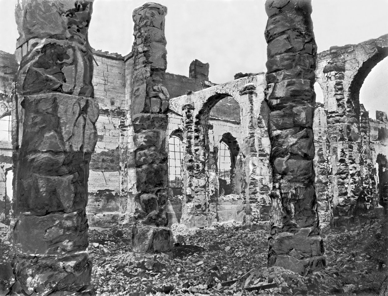 Aittarakennuksen rauniot Pariisin kommuunin aikana, 1871 tekijältä French Photographer