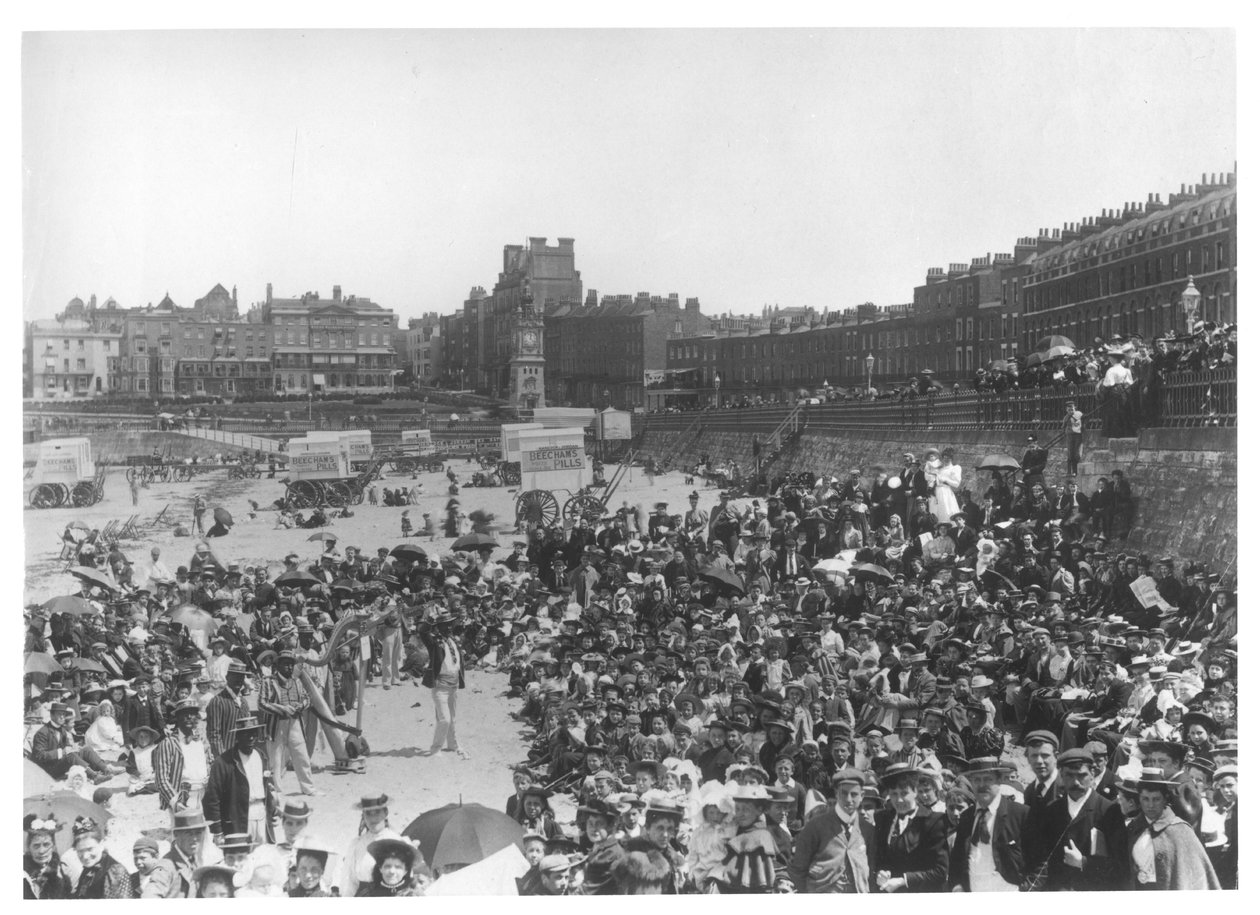 Laulijoita rannalla Margatessa, n. 1900 tekijältä French Photographer