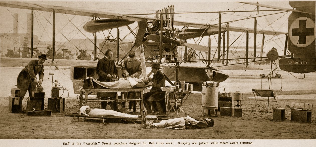 Punaisen Ristin työhön suunnitellun ranskalaisen Aerochirin lentokoneen henkilökunta 1914-1919 tekijältä French Photographer
